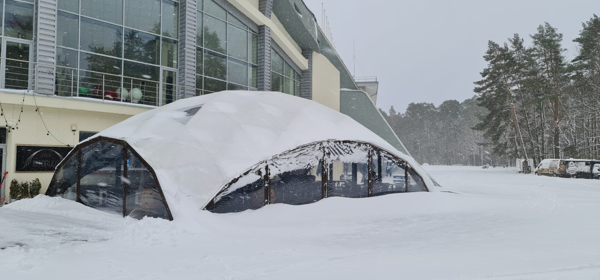 雪のクワドロドーム