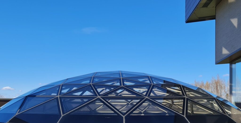 リゾートホテル向けガラスドーム建築。自然光を取り込み、開放感あふれる宿泊空間を実現するガラスドーム。