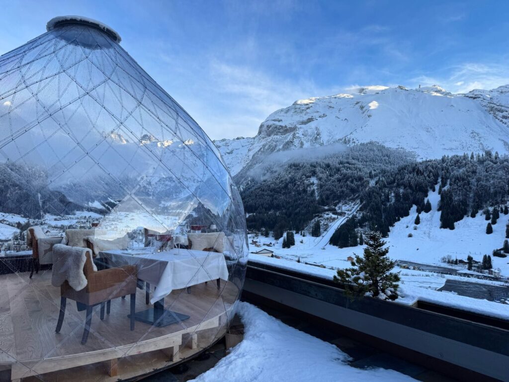 壮大な雪山を望むアウラドームゾメ