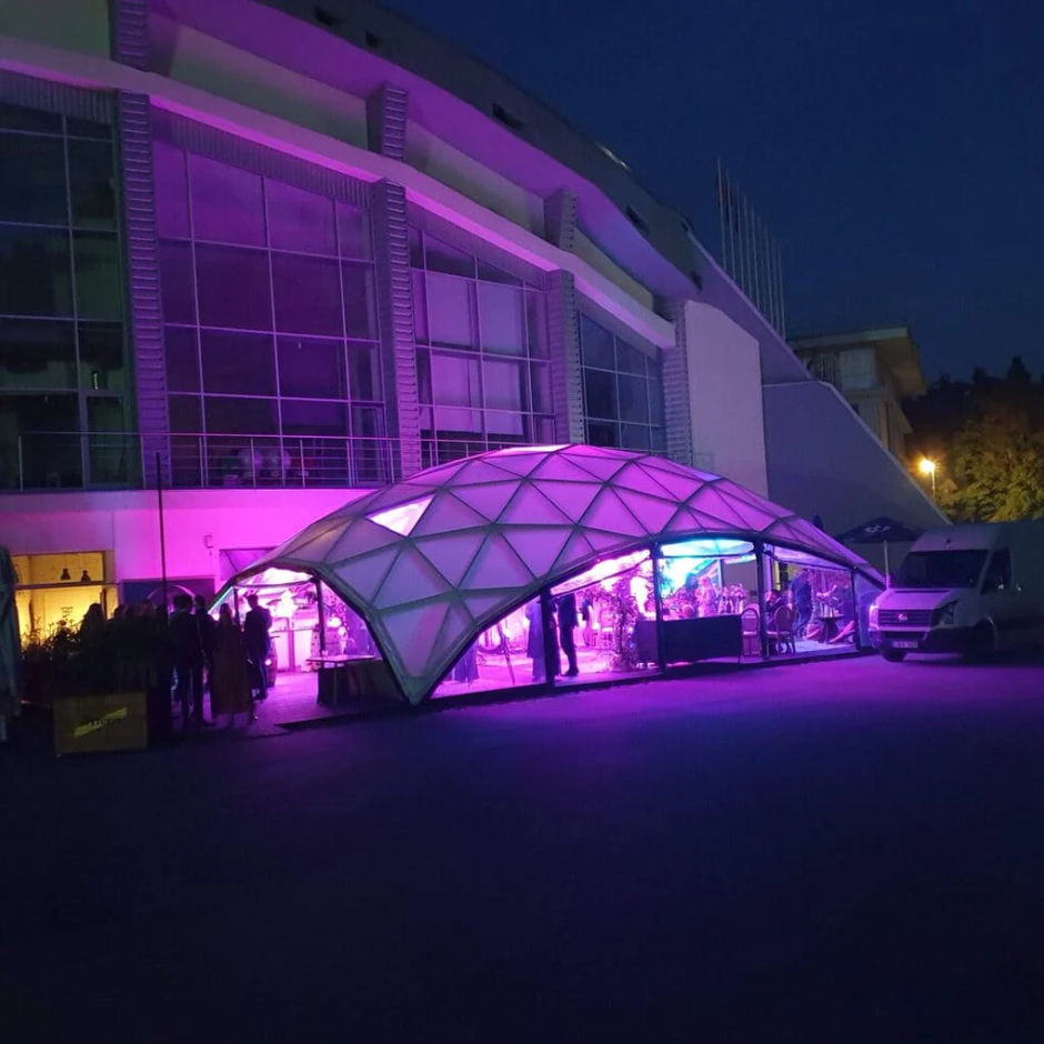全天候型イベントスペース「クワドロドーム」の夜景。商業施設やホテルで展示会、レセプション、パーティーに活用できる長方形ドーム。