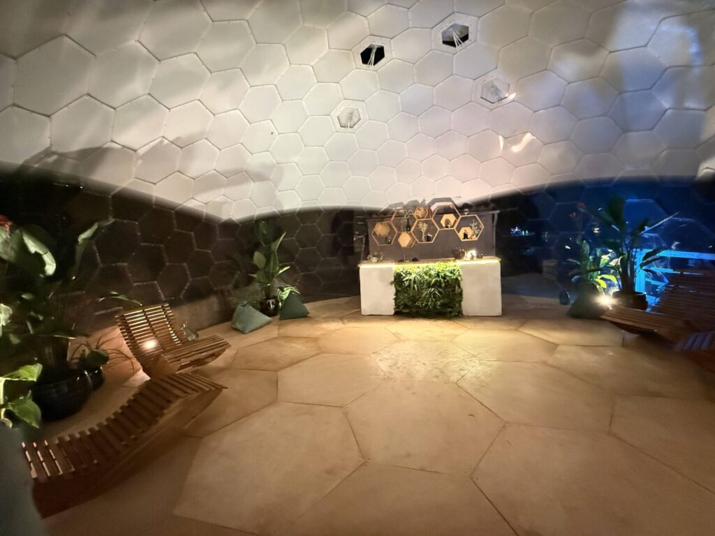 夜間照明が美しく映える透明ガラスドーム「AURA DOME」の内観。柱のない開放的な空間は、ホテル・リゾート・ウェルネス施設・イベント会場・商業施設で上質な時間を演出する全天候型ドーム建築。