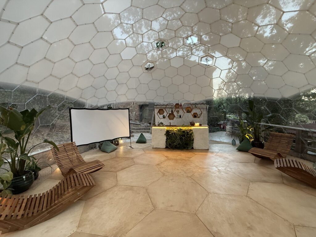 透明ガラスドーム「AURA DOME」の内部空間。柱のない開放的な大空間は、ホテル・リゾート・ウェルネス施設・イベント会場・商業施設など、多目的に活用できる全天候型ドーム建築