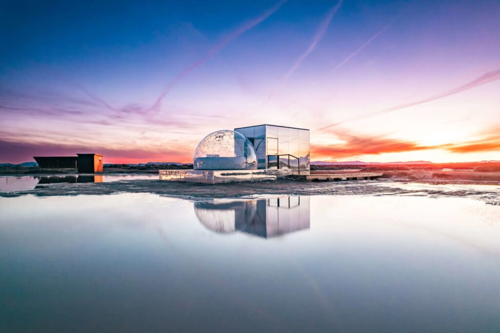 夕暮れの絶景に溶け込むガラスドームホテル。リゾートホテル向けガラスドーム建築が特別な宿泊体験を演出。