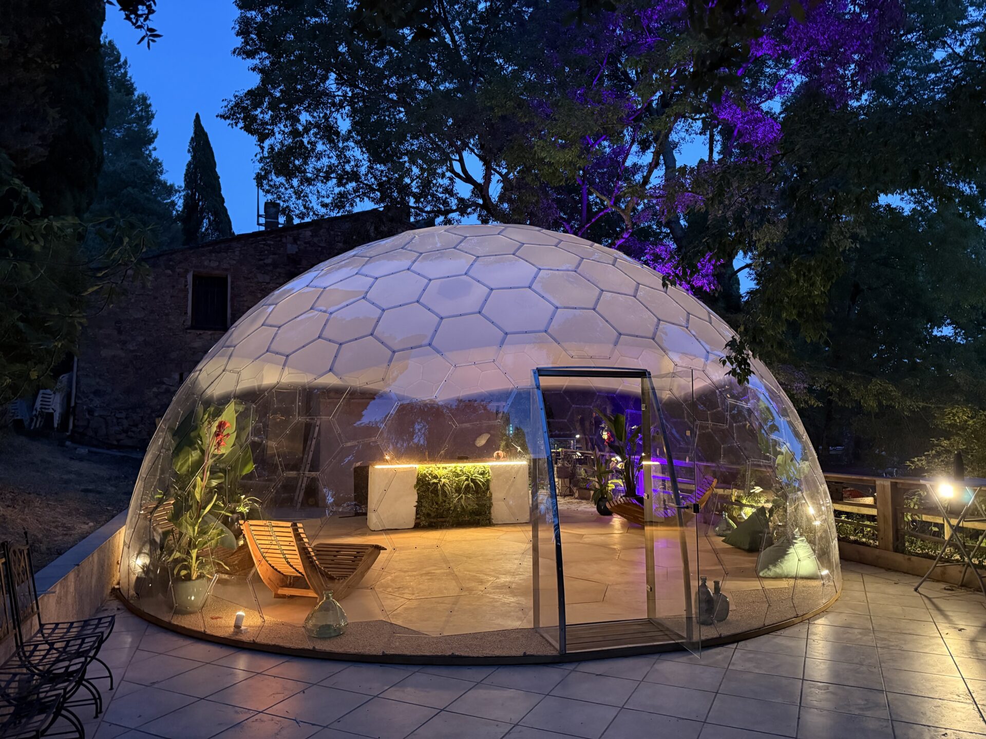 フランス・Domaine des Tuilièresに設置された直径8mのAura Dome