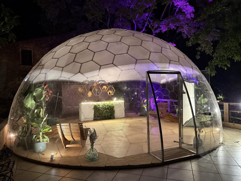 フランス・Domaine des Tuilièresに設置された直径8mのAura Dome